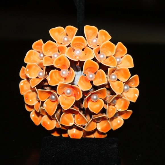 Beautiful Enamel and baby pearls adorn this brooch & clip back earrings - Picture 2 of 16